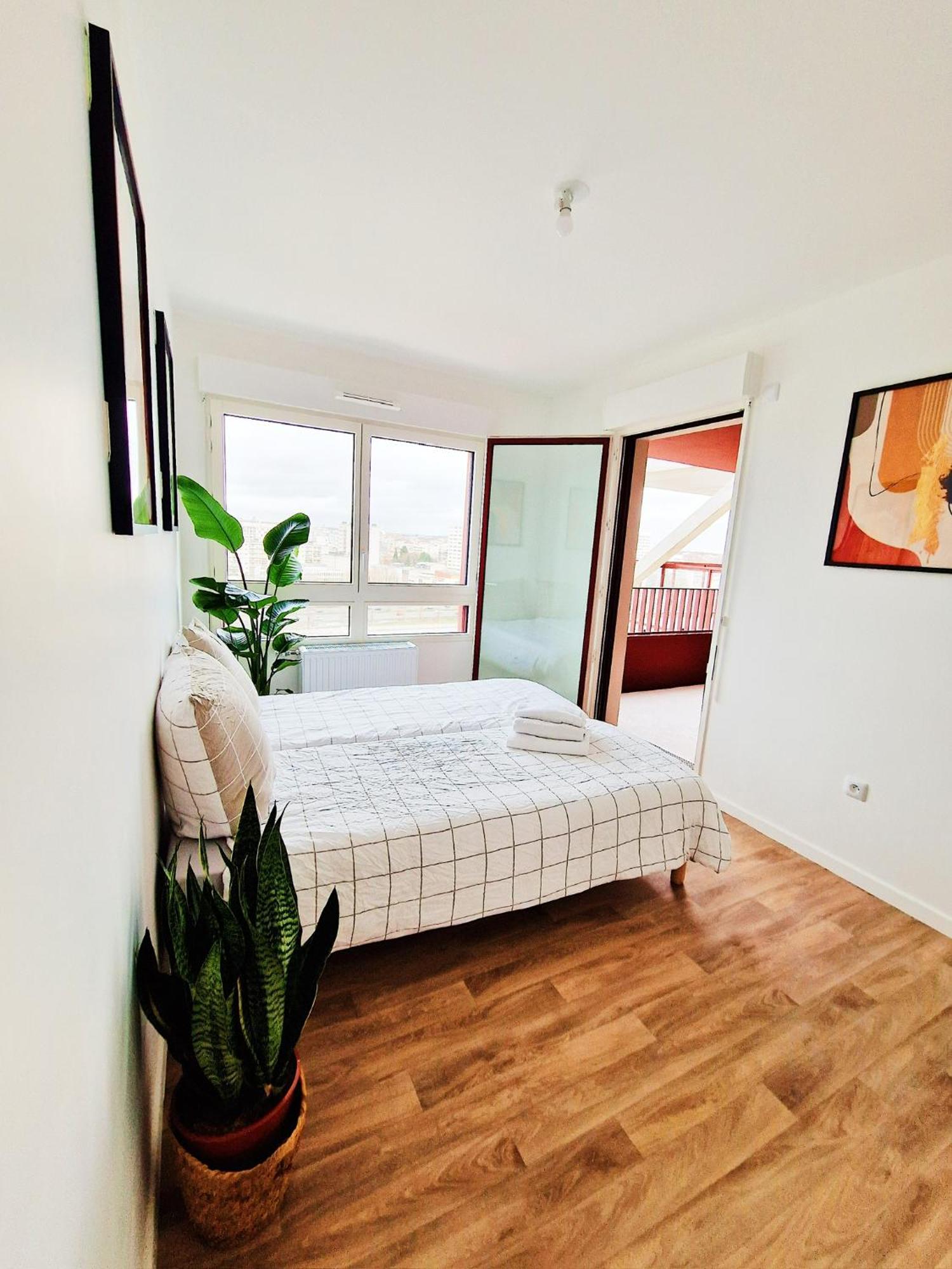 Charming With Panoramic Seine River & Eiffel Tower Views *